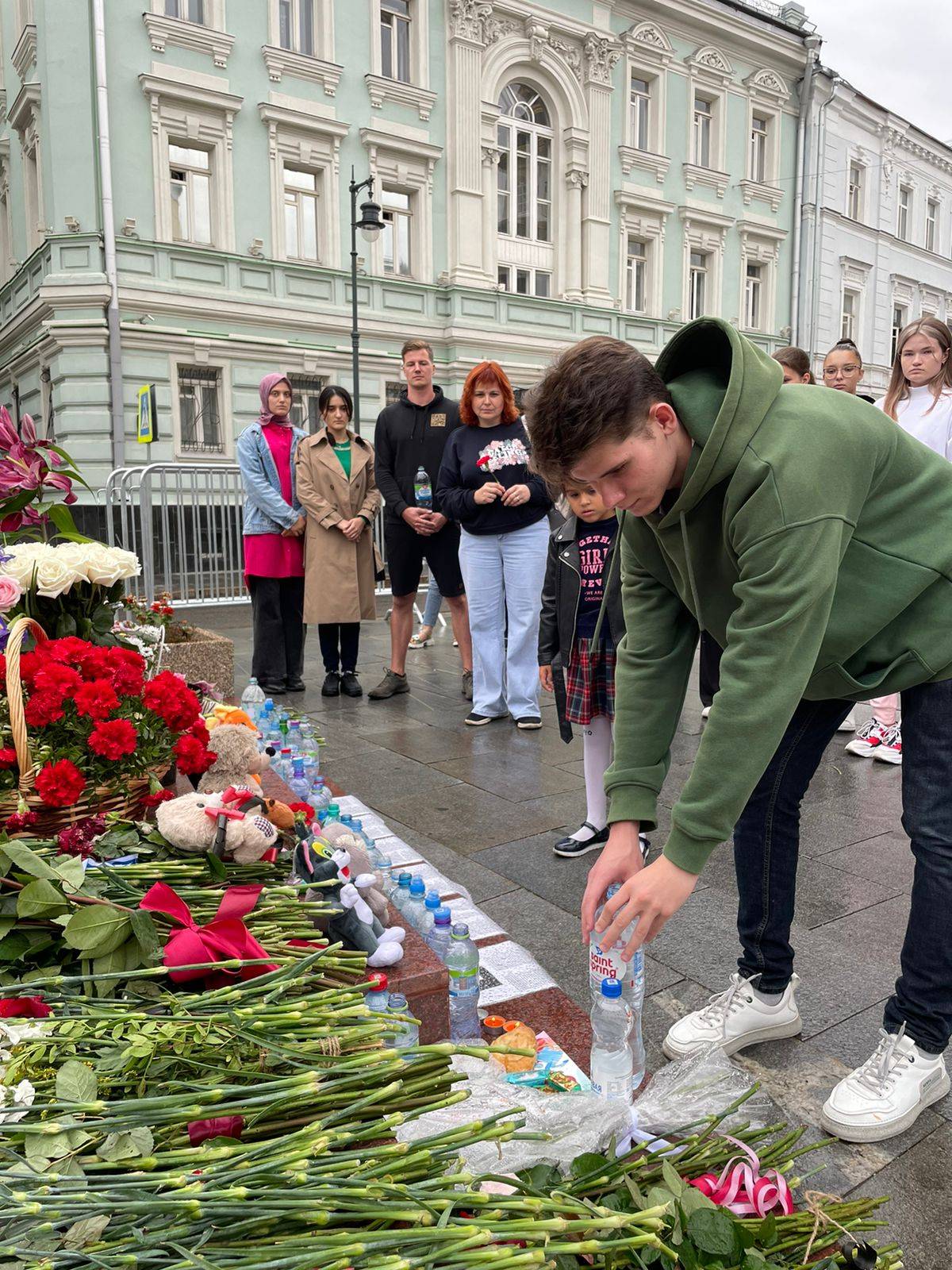 Возложение цветов к памятнику «В память о жертвах трагедии в Беслане»